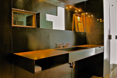 Bathroom-in-rusted-iron-Italy